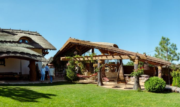 casa-sobarului-curte casa sobarului nistru molovata