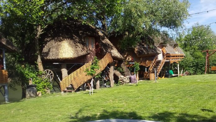 mester-faur-casute casute in copaci mester faur pensiune