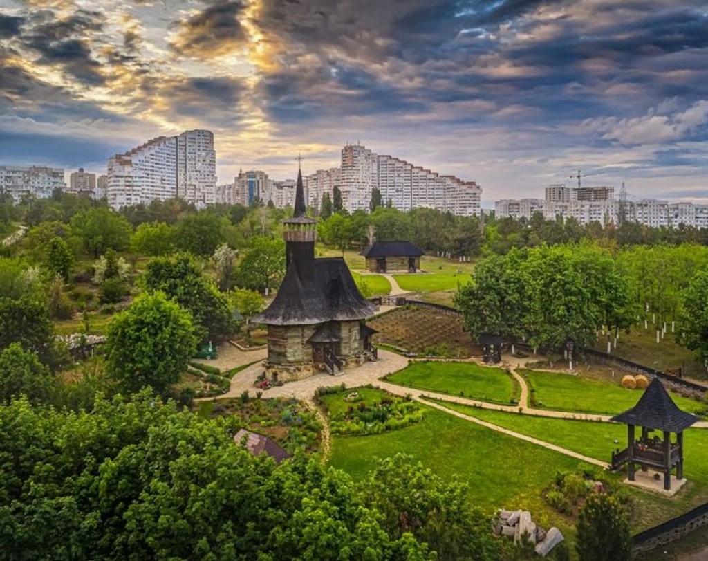 biserica din lemn muzeul satului chisinau