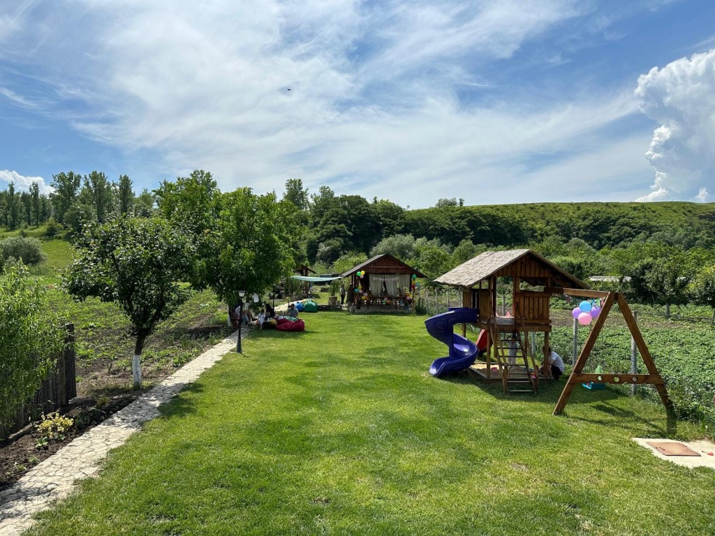 casa de sub stanca orheiul vechi trebujeni