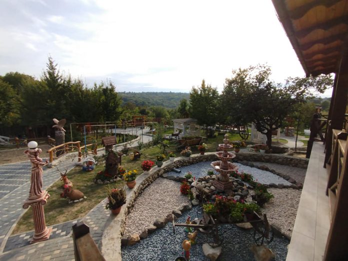 casuta-din-padure-radeni pensiune casuta din padure radenii vechi rezervatia plaiul fagului