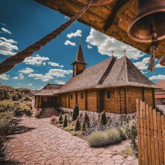 biserica-cricova biserica de lemn cricova