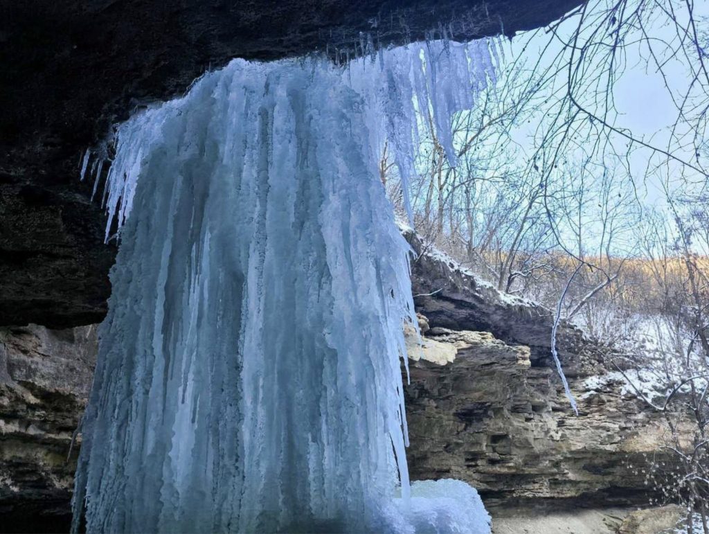 cascada saharna inghetata