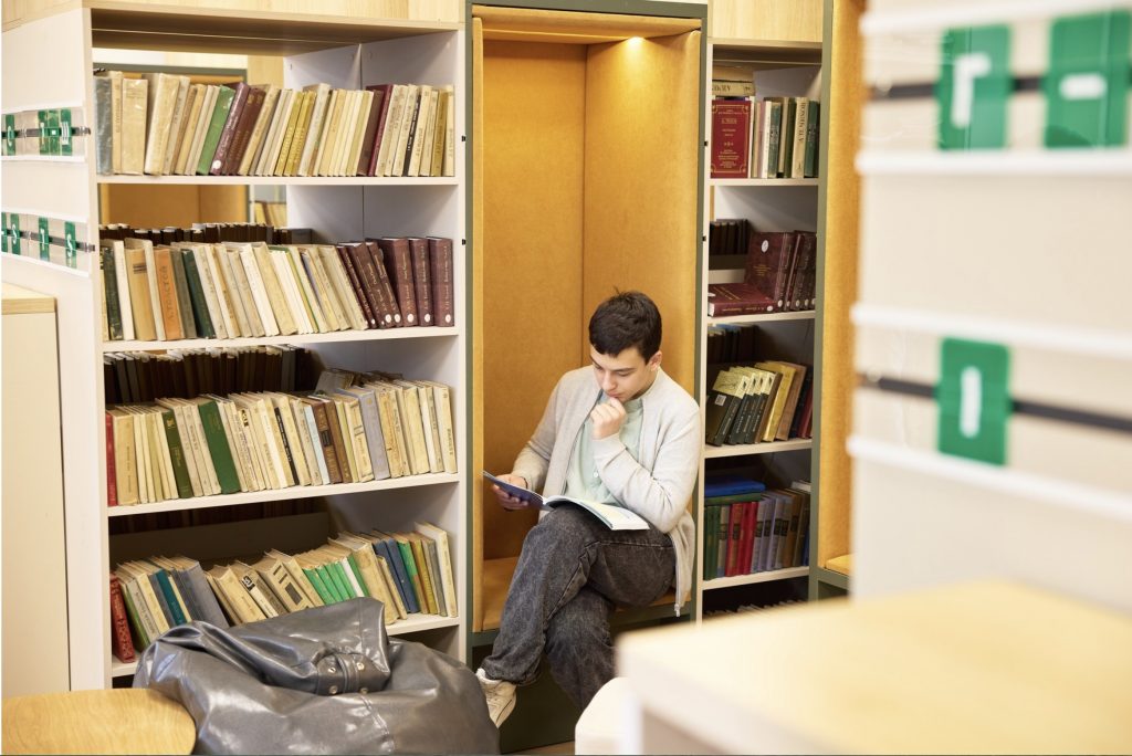 biblioteca moderna liceul cechir